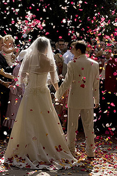 Lancer de confettis sortie eglise mariage