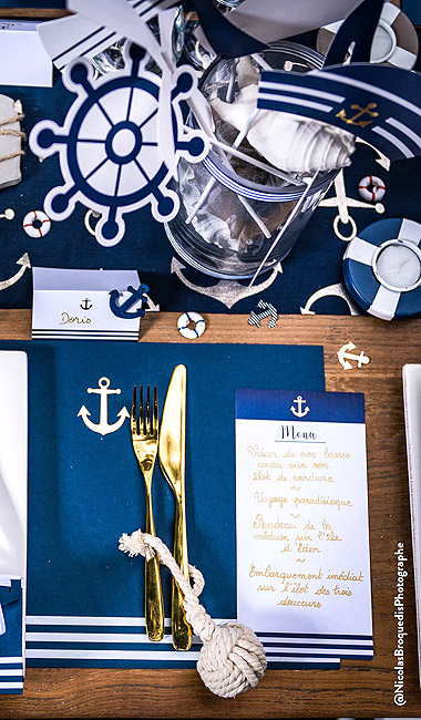 Decoration Bleue Marine Bouée à la mer