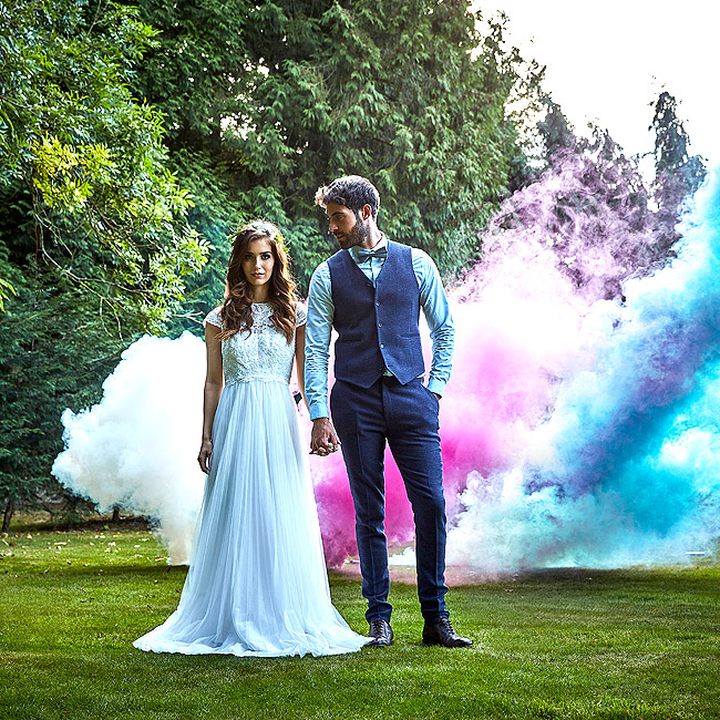 Photo de mariage avec fumée blanche rose et bleu