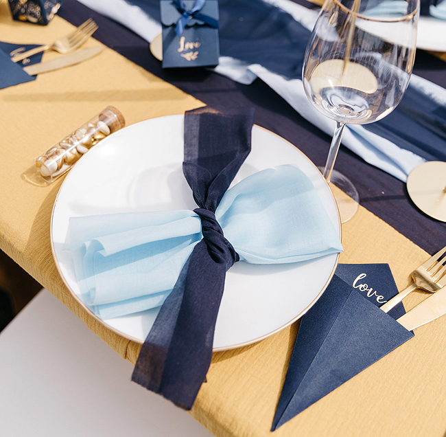 Chemin de Table ou Serviette Table Mousseline Lavable Bleu Marine