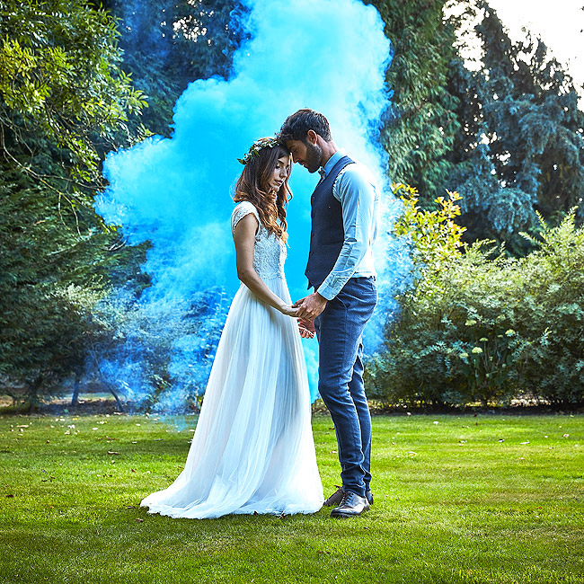 Photo de mariage avec fumée bleue